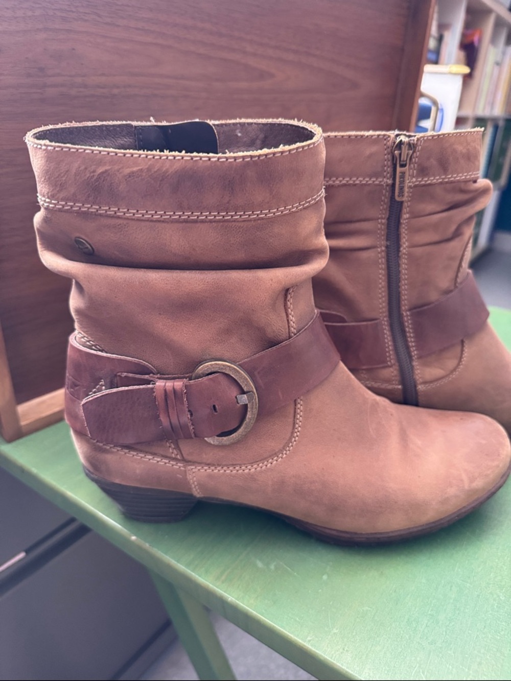 Pikolinos low heeled brown leather boots W38